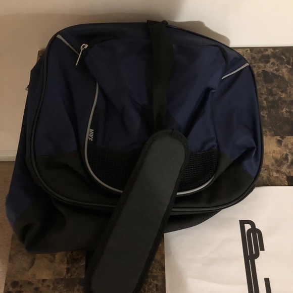 Nike Duffle Bag - Picture 4 of 7